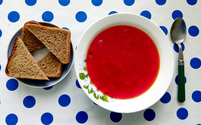 борщ-вегетарианский-с-хлебом